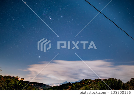 城市燈光和獵戶座星空 城市燈光和獵戶座星空 135500156