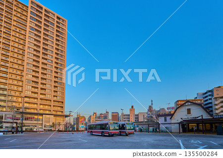 View of the north exit of Mukogaoka-Yuen Station from the bus stop rotary in Tama Ward, Kawasaki City, Kanagawa Prefecture 135500284
