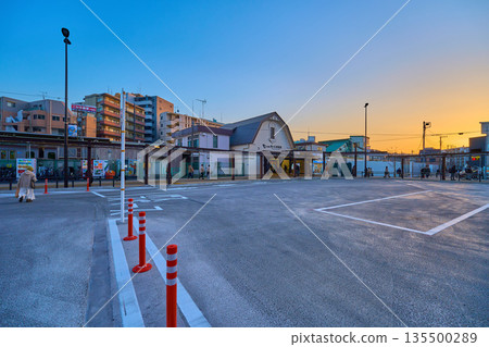 View of the north exit of Mukogaoka-Yuen Station from the bus stop rotary in Tama Ward, Kawasaki City, Kanagawa Prefecture 135500289
