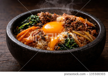 石板烤拌飯，蛋黃流淌，熱氣騰騰 135500303