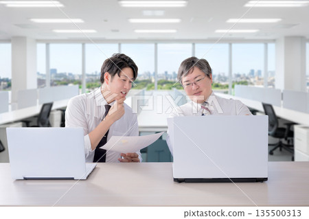 商人們正在討論 商人們正在討論 135500313