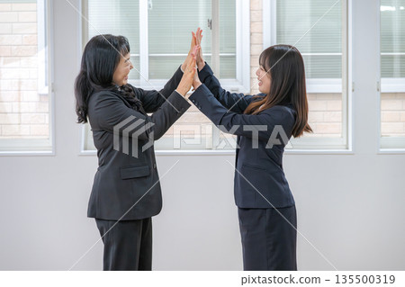 女商人擊掌 女商人擊掌 135500319