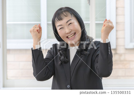 精力充沛的女商人 精力充沛的女商人 135500331