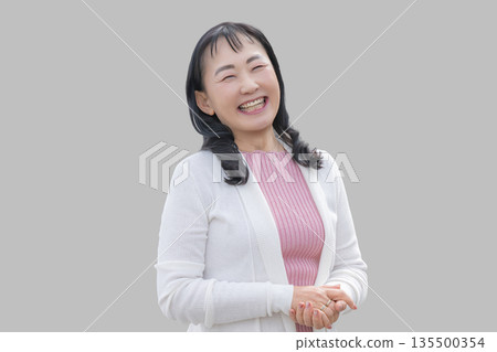 一個女人帶著微笑 一個女人帶著微笑 135500354