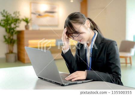 拿著頭的女商人 拿著頭的女商人 135500355