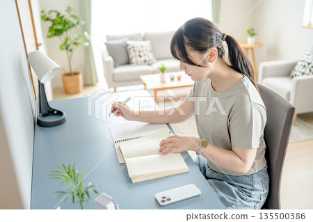 一位認真學習的女子 一位認真學習的女子 135500386