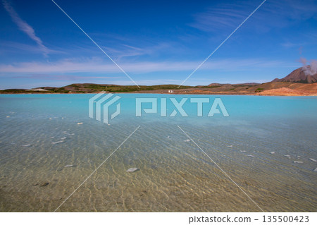 藍湖位於冰島北部雷克雅德鎮郊外的主幹道旁。 135500423