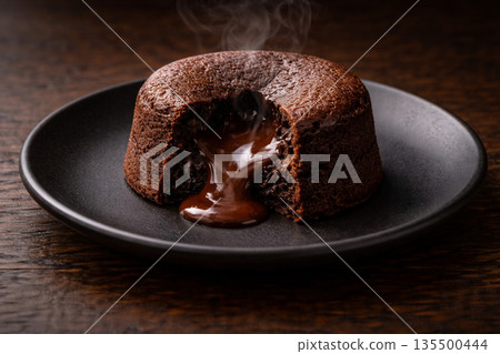 一塊熱氣騰騰的巧克力軟糖的橫切面 135500444