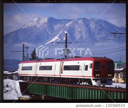 Shinshu Five Mountains and Snow Monkeys 135500533