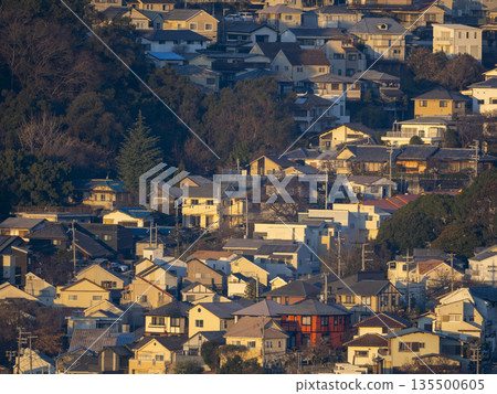 晨曦照耀下,山坡上的一片住宅區 晨曦照耀下,山坡上的一片住宅區 135500605