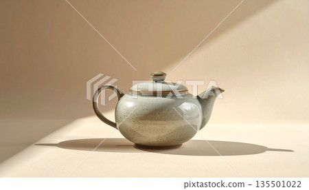 極簡主義生活方式，以簡約的陶瓷茶壺為特色。 135501022