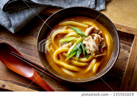 咖哩肉烏龍麵配蔥花 135501029