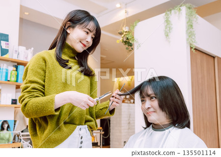女美髮師在美容院剪頭髮 135501114