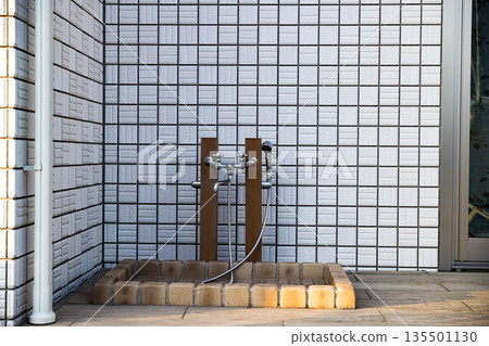 Standing faucet shower place pan Standing faucet shower place pan 135501130