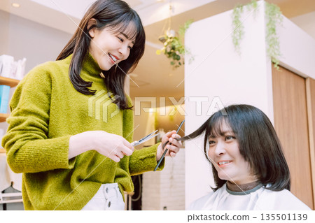女美髮師在美容院剪頭髮 135501139