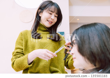 女美髮師在美容院剪頭髮 135501183