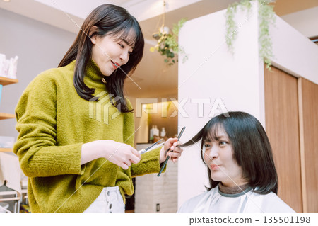 女美髮師在美容院剪頭髮 135501198