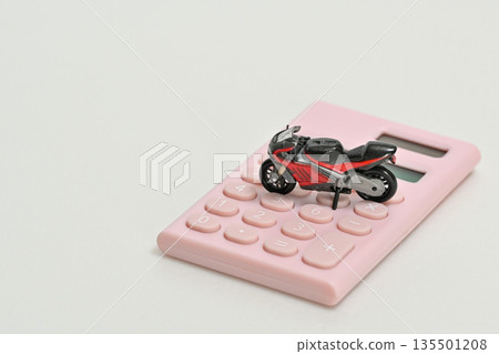 計算器和摩托車銷售、購買、保險、商務談判圖片 計算器和摩托車銷售、購買、保險、商務談判圖片 135501208