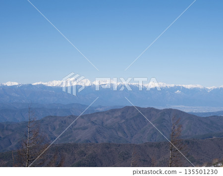 冬日天空下,白雪皚皚的山脊綿延不絕 冬日天空下,白雪皚皚的山脊綿延不絕 135501230