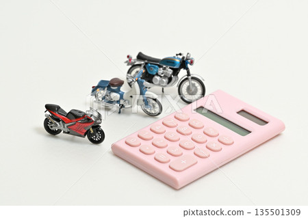 計算器和摩托車銷售、購買、保險、商務談判圖片 計算器和摩托車銷售、購買、保險、商務談判圖片 135501309