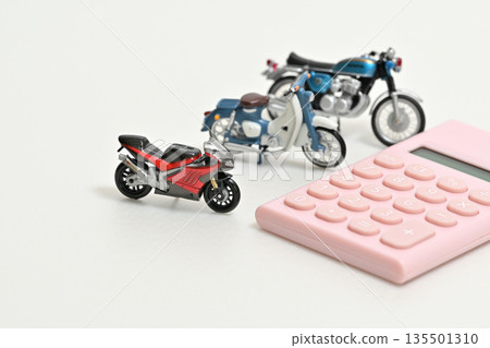 計算器和摩托車銷售、購買、保險、商務談判圖片 計算器和摩托車銷售、購買、保險、商務談判圖片 135501310