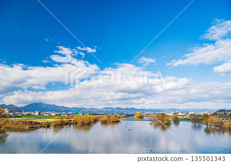 Winter scenery of the Katsura River, Kyoto City Winter scenery of the Katsura River, Kyoto City 135501343