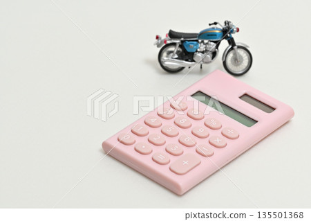 計算器和摩托車銷售、購買、保險、商務談判圖片 計算器和摩托車銷售、購買、保險、商務談判圖片 135501368