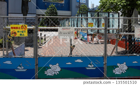 2021年新冠疫情期間，由於出行限制，吸菸區關閉。 135501510