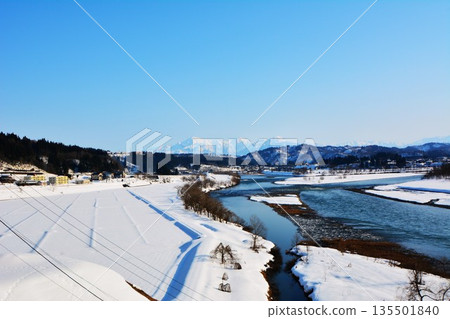 越后宮山/信濃川冬天的景色 135501840