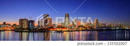 從大棧橋碼頭眺望港未來夜景（全景） 135502007