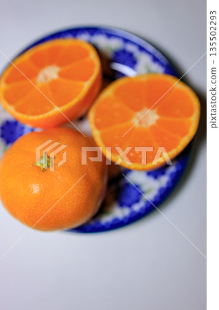 小巧但香甜多汁的和歌山柑橘 135502293