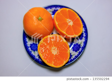 小巧但香甜多汁的和歌山柑橘 135502294