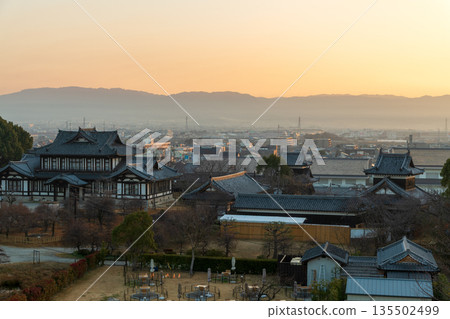 已獲商業攝影許可:從郡山城大和郡山城樓上眺望沐浴在晨光中的城下町。 已獲商業攝影許可:從郡山城大和郡山城樓上眺望沐浴在晨光中的城下町。 135502499