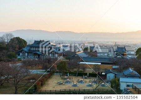 已獲商業攝影許可:從郡山城大和郡山城樓上眺望沐浴在晨光中的城下町。 已獲商業攝影許可:從郡山城大和郡山城樓上眺望沐浴在晨光中的城下町。 135502504