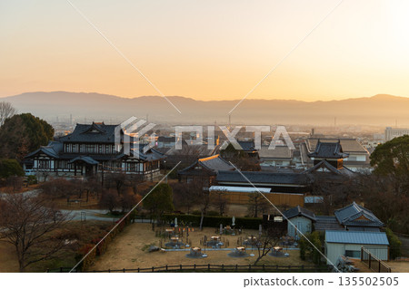 已獲商業攝影許可：從郡山城大和郡山城樓上眺望沐浴在晨光中的城下町。 135502505