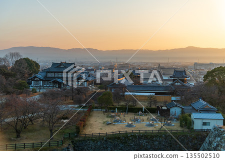 已獲商業攝影許可：從郡山城大和郡山城樓上眺望沐浴在晨光中的城下町。 135502510
