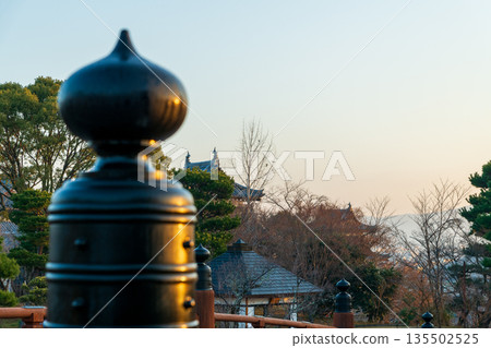 已取得商業攝影許可：清晨的極樂橋欄桿和山郡山城大手向櫓。 135502525