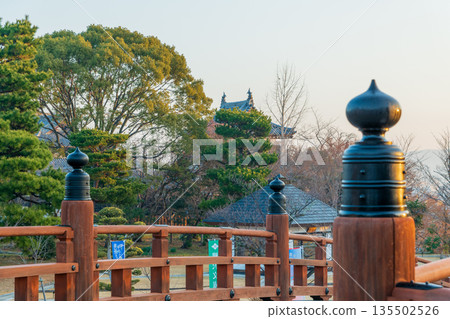 已獲商業攝影許可：從大和郡山城極樂橋眺望大手門塔 135502526