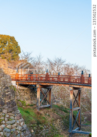 Commercial photography permission obtained: View of Gokuraku Bridge and Shirasawa Gate Ruins from the south side of Gokuraku Bridge Commercial photography permission obtained: View of Gokuraku Bridge and Shirasawa Gate Ruins from the south side of Gokuraku Bridge 135502532