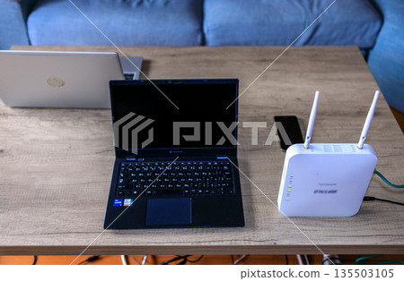 即使連接多個設備,也能提供穩定連線的商用 Wi-Fi 即使連接多個設備,也能提供穩定連線的商用 Wi-Fi 135503105