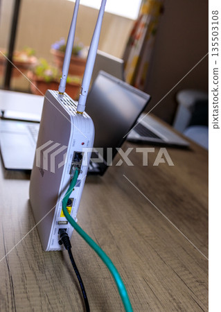 即使連接多個設備,也能提供穩定連線的商用 Wi-Fi 即使連接多個設備,也能提供穩定連線的商用 Wi-Fi 135503108
