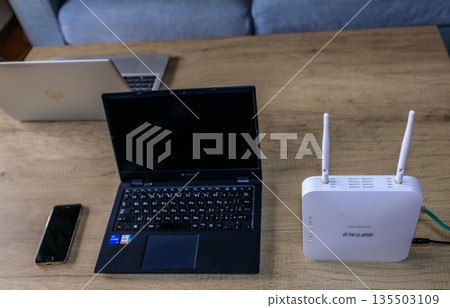 即使連接多個設備,也能提供穩定連線的商用 Wi-Fi 即使連接多個設備,也能提供穩定連線的商用 Wi-Fi 135503109