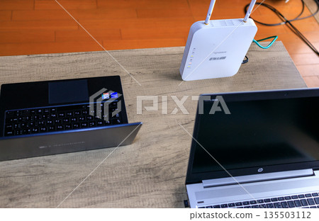 即使連接多個設備,也能提供穩定連線的商用 Wi-Fi 即使連接多個設備,也能提供穩定連線的商用 Wi-Fi 135503112