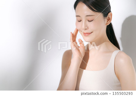 一名年輕女子正在做皮膚護理 一名年輕女子正在做皮膚護理 135503293