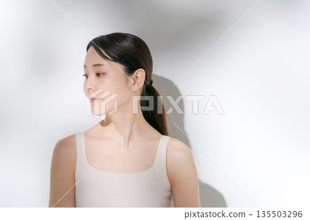 一名年輕女子正在做皮膚護理 135503296