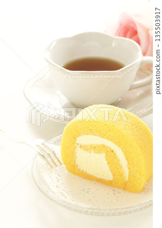 Fresh cream loin cake and tea Fresh cream loin cake and tea 135503917