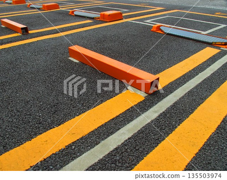 新開放的按小時收費停車場的景色 135503974