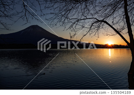 Beautiful Mount Fuji at dawn over Lake Tanuki in early winter Beautiful Mount Fuji at dawn over Lake Tanuki in early winter 135504189