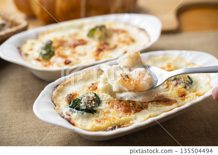 新鮮出爐的烤蝦焗烤 135504494