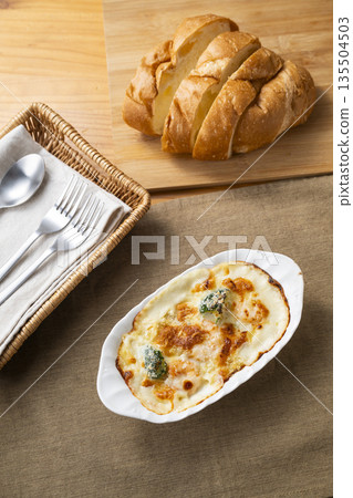 新鮮出爐的烤蝦焗烤 135504503